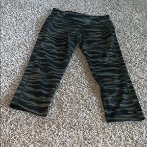old navy camo cropped leggings